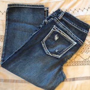 🎉SALE🎉 Maurices 9/10 Distressed Capri